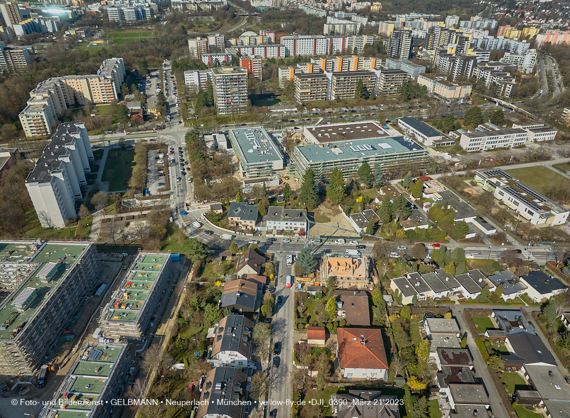 21.03.2023 - Luftbilder von der Grundschule am Karl-Marx-Ring in Neuperlach